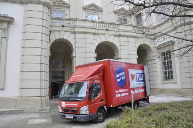 Möbeltransporter vor Altbau-Büro