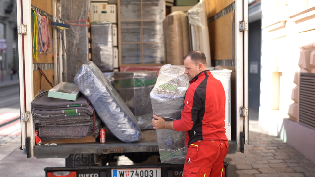 Wiener Möbelpacker entleert Umzugstransporter