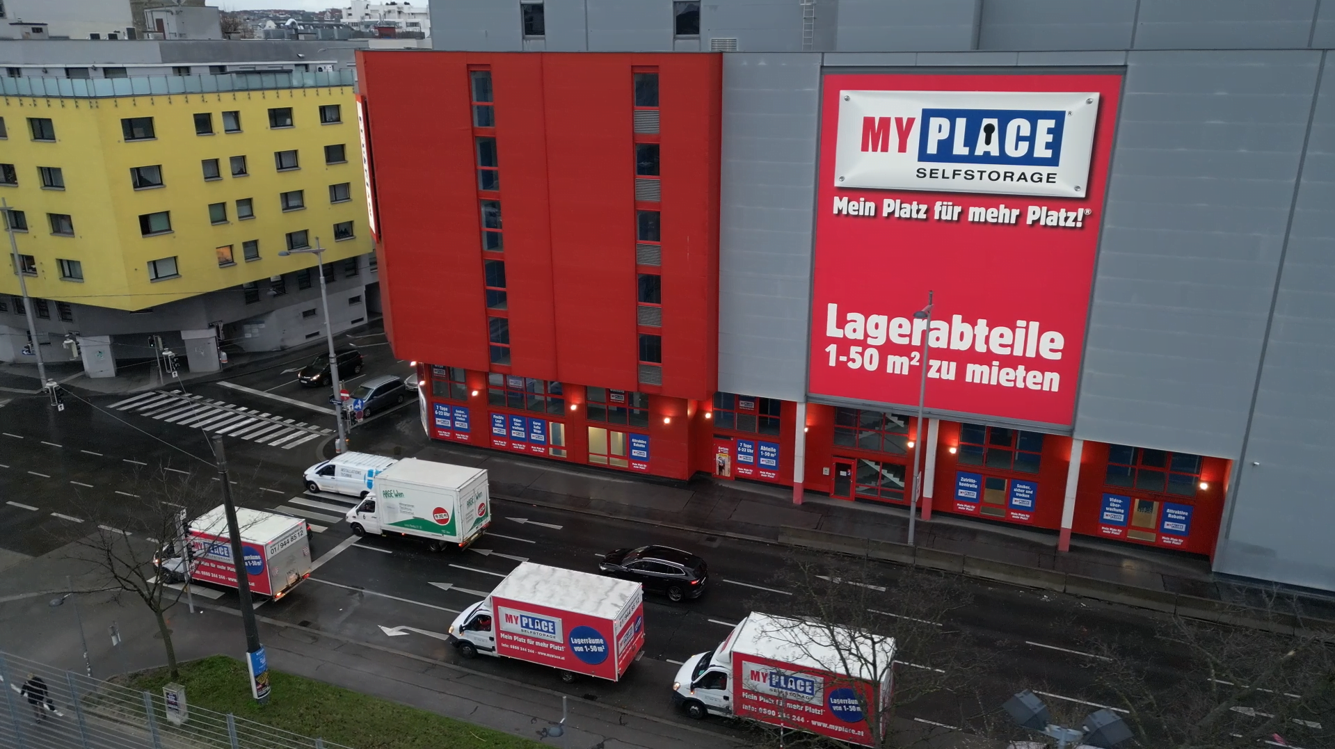 Umzugstransporter vor einer großen Lagerhalle